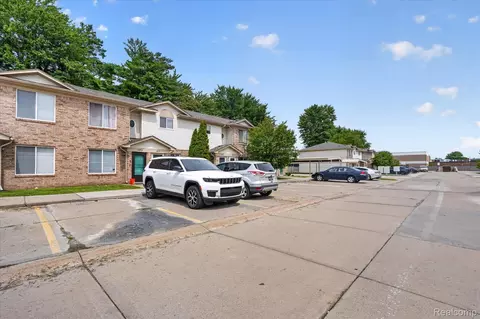 30336 Wedgewood Cir, Roseville, MI 48066