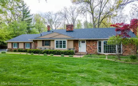 25461 Tweed Dr, Franklin, MI 48025