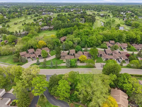 4261 Wabeek Lake Dr S, Bloomfield Hills, MI 48302