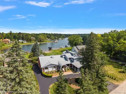 2440 Lake Angelus Ln, Lake Angelus, MI 48326