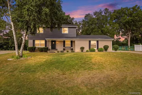 3225 Golfhill Dr, Waterford, MI 48329