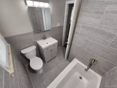 Bath - 3933 Clairmont St, Flint, MI 48532 photo 3 of 5
