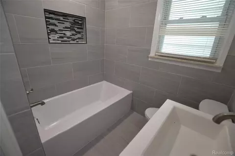 Bath - 3933 Clairmont St, Flint, MI 48532 photo 4 of 5