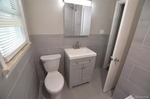 Bath - 3933 Clairmont St, Flint, MI 48532 photo 2 of 5