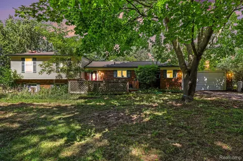 6323 Hough Rd, Almont, MI 48003