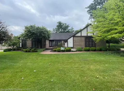 2889 Shadywood Dr, Troy, MI 48098
