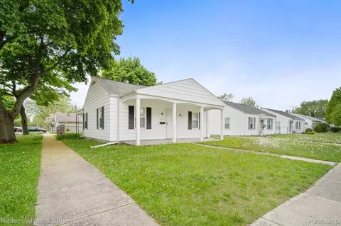 19214 Roscommon St, Harper Woods, MI 48225
