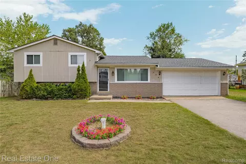 348 Decca Dr, White Lake, MI 48386