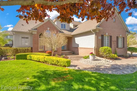 819 Pineridge Ave, Oxford, MI 48371