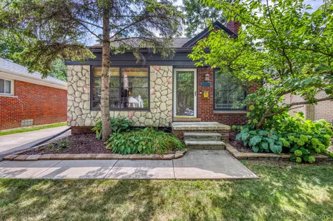 21156 Manchester Blvd, Harper Woods, MI 48225