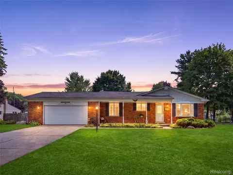 6271 Peach Dr, Independence, MI 48346