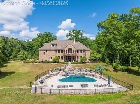 2550 Birch Grove Ct, Addison, MI 48370