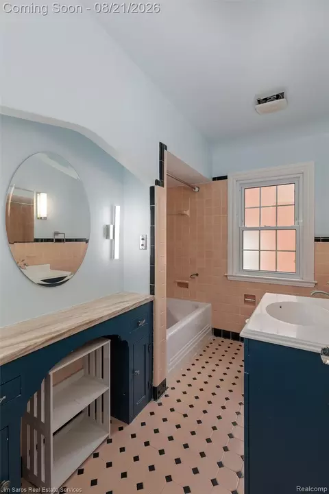 Bath - 288 Moran Rd, Grosse Pointe Farms, MI 48236 photo 3 of 5