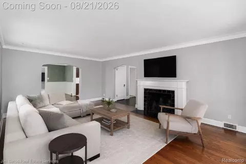 Living - 288 Moran Rd, Grosse Pointe Farms, MI 48236 photo 2 of 5