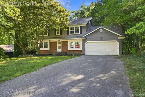 4769 Hardwoods Dr, West Bloomfield, MI 48323