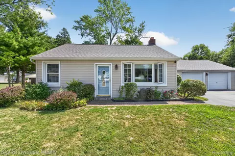 923 Sarena Ave, Waterford, MI 48327