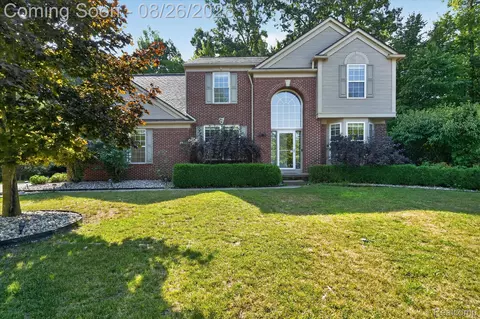 6350 Knob Hill Ct, Grand Blanc, MI 48439