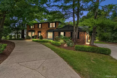 5033 Aintree Ct, Oakland, MI 48306