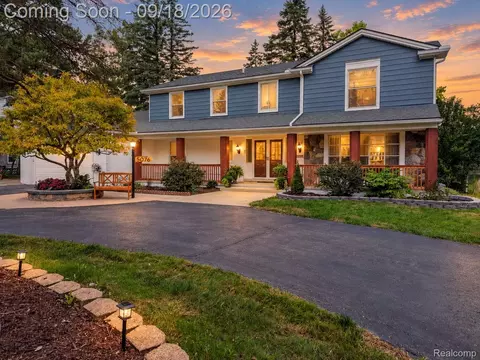 5076 Watergate Rd, West Bloomfield, MI 48323