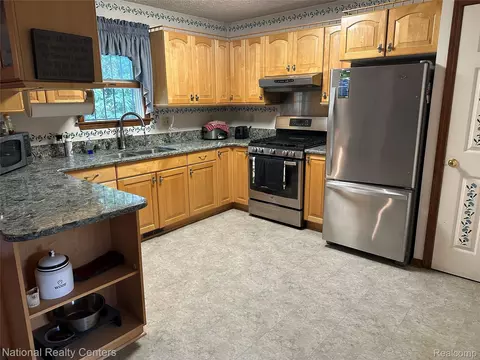 Kitchen - 968 Tyrrell Rd, Shiawassee, MI 48414 photo 2 of 2