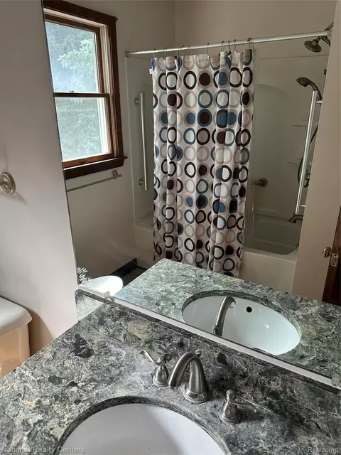 Bath - 968 Tyrrell Rd, Shiawassee, MI 48414 photo 2 of 3
