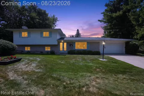219 Allen Lake Dr, White Lake, MI 48386