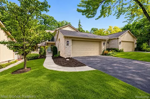 1131 Hillpointe Cir, Bloomfield Township, MI 48304