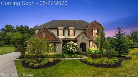 208 Oakland Crest Dr, Oakland, MI 48306