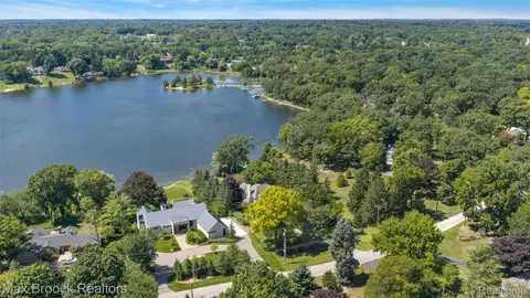 5400 Lane Lake Rd, Bloomfield Township, MI 48302