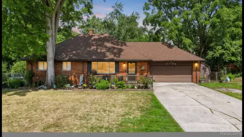 2766 W Huron St, Waterford, MI 48328
