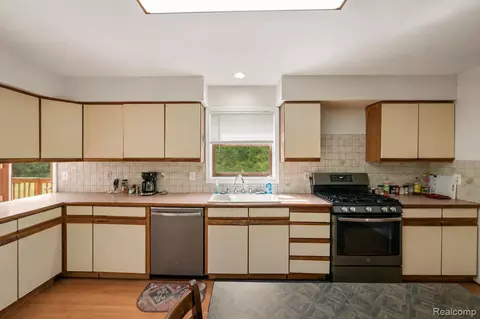 Kitchen - 76565 Mcfadden Rd, Armada, MI 48005 photo 4 of 7