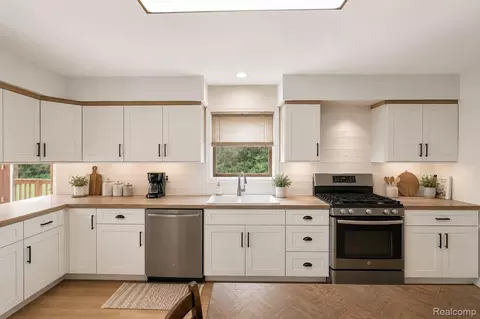 Kitchen - 76565 Mcfadden Rd, Armada, MI 48005 photo 5 of 7