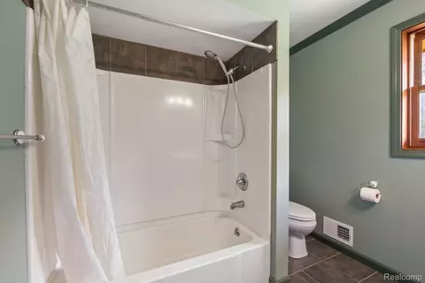 Bath - 76565 Mcfadden Rd, Armada, MI 48005 photo 8 of 9