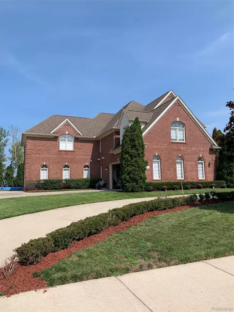 35 Sand Bar Ln, Detroit, MI 48214
