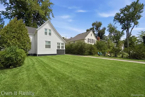 Exterior - 168 Kerby Rd, Grosse Pointe Farms, MI 48236 photo 5 of 8
