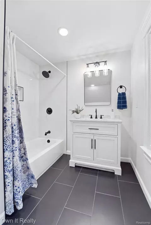 Bath - 168 Kerby Rd, Grosse Pointe Farms, MI 48236 photo 3 of 4