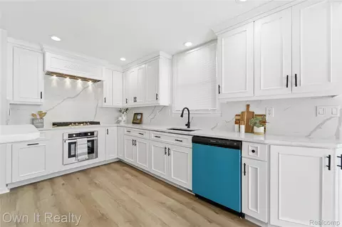 Kitchen - 168 Kerby Rd, Grosse Pointe Farms, MI 48236 photo 4 of 6