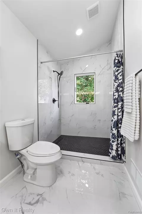 Bath - 168 Kerby Rd, Grosse Pointe Farms, MI 48236 photo 2 of 4