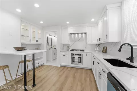 Kitchen - 168 Kerby Rd, Grosse Pointe Farms, MI 48236 photo 3 of 6
