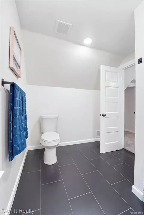Bath - 168 Kerby Rd, Grosse Pointe Farms, MI 48236 photo 4 of 4