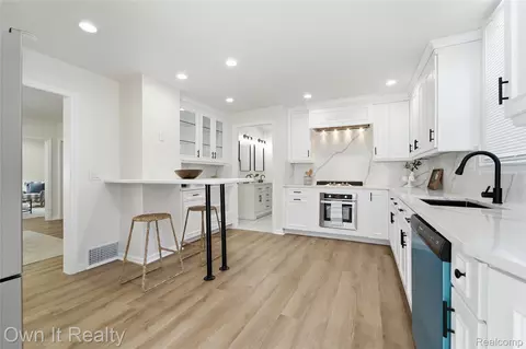 Kitchen - 168 Kerby Rd, Grosse Pointe Farms, MI 48236 photo 1 of 6