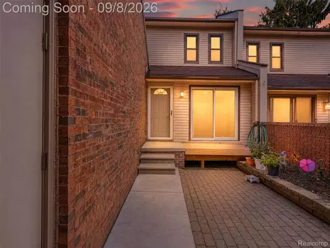 418 Willow Grove Ln, Rochester Hills, MI 48307