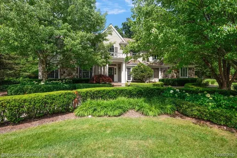 937 Mitchell Ct, Bloomfield Hills, MI 48304