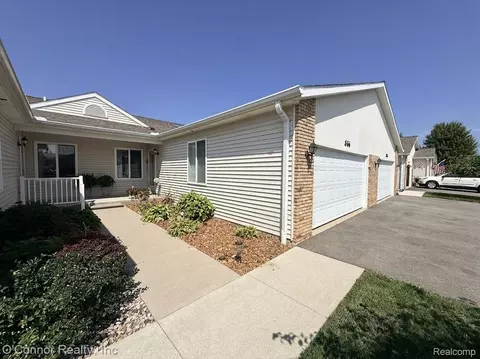 836 Crystal Ln, Marysville, MI 48040