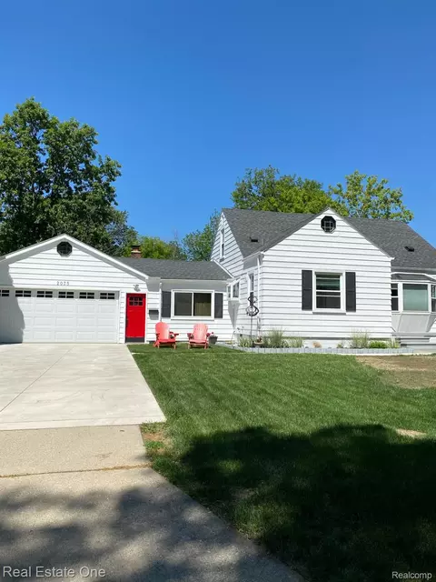 2075 Deering St, Garden City, MI 48135