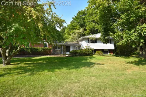 872 Dursley Rd, Bloomfield Hills, MI 48304