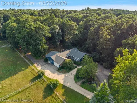 430 Rissman Ln, Groveland, MI 48462
