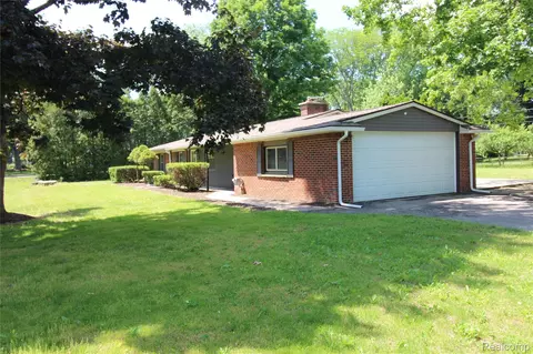 1239 Ashover Dr, Bloomfield Hills, MI 48304