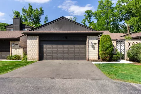 4122 Wabeek Lake Dr S, Bloomfield Hills, MI 48302