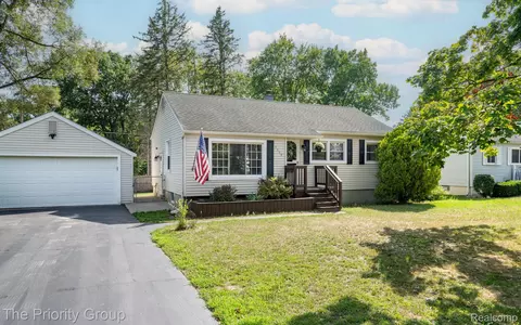 5515 Clinton River Dr, Waterford, MI 48327